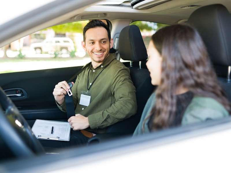 Moniteur d'auto-école donnant une leçon de conduite à une élève
